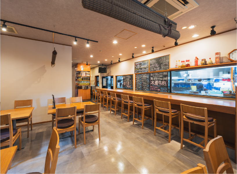 カウンター席と店内