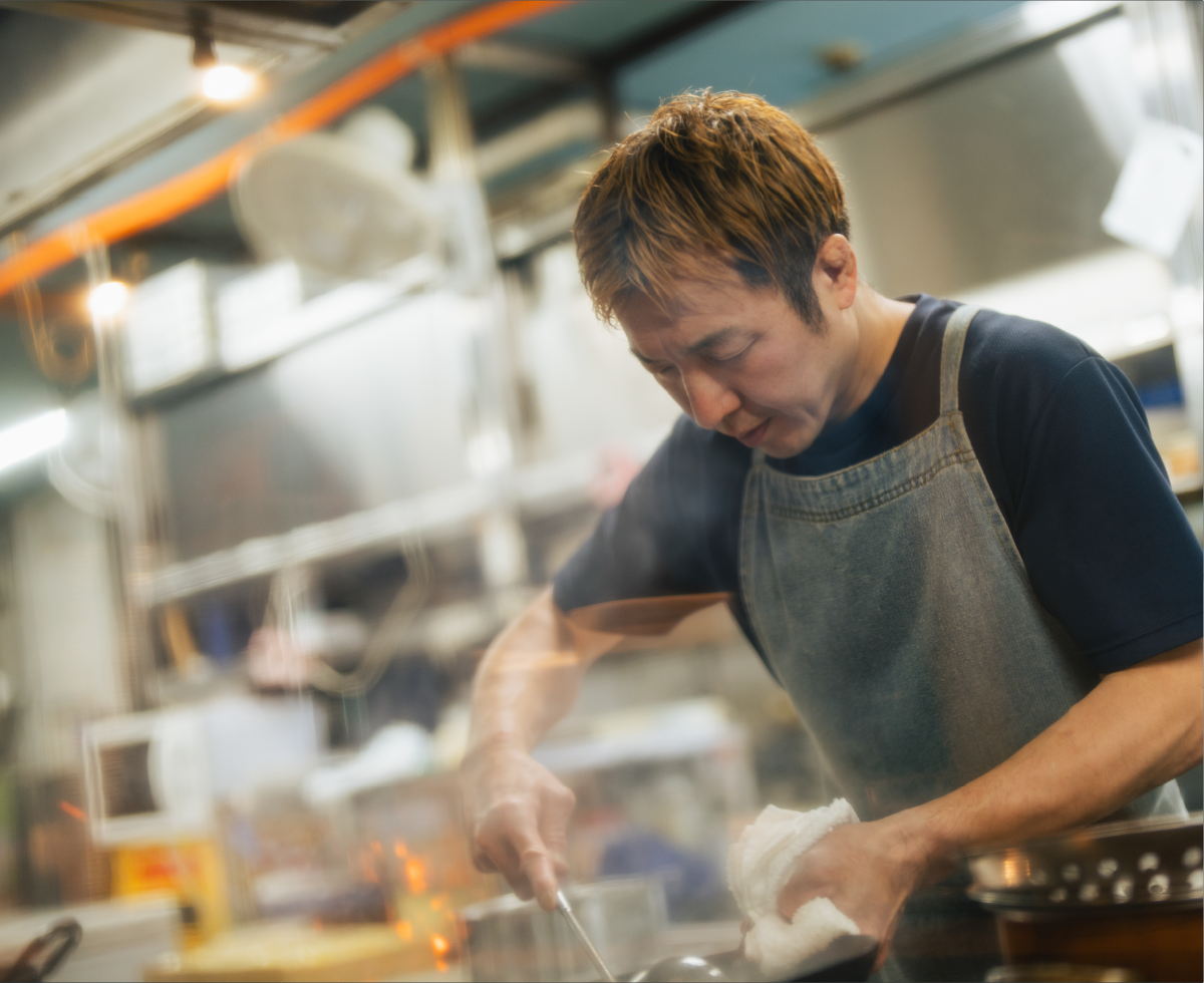 厨房で調理する料理人